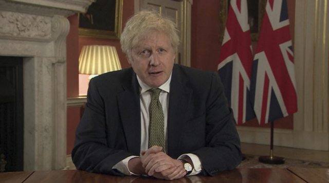 4일(현지시간) 보리스 존슨 영국 총리가 대국민 TV 연설을 통해 코로나19 확산을 막기 위한 3차 봉쇄조치를 발표하고 있다./AP연합뉴스