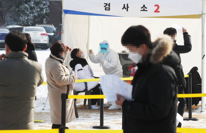 13일 오전 경기도 수원시 경기도청에서 직원들이 신종 코로나바이러스 감염증(코로나19) 검사를 받고 있다. 연합뉴스