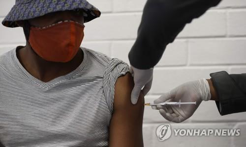 지난해 6월 남아공에서 옥스퍼드 코로나19 백신 임상 시험을 하는 모습 [풀사진 AFP=연합뉴스 자료사진]