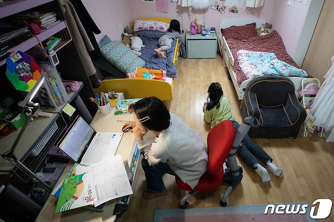 서울 시내 한 가정에서 초등학생 학부모가 자녀의 원격수업을 준비하고 있다. 2020.4.20/뉴스1 © News1 유승관 기자