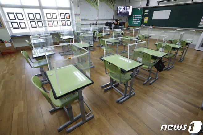한 초등학교 교사가 학생들과 1교시 수업을 원격으로 진행하고 있다.  2020.12.15/뉴스1 © News1 민경석 기자