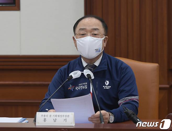 홍남기 경제부총리 겸 기획재정부 장관이 14일 오후 서울 종로구 정부서울청사에서 국회와 비대면 이원 화상으로 열린 한국판 뉴딜 당정추진본부 회의에서 모두 발언하고 있다. 2021.1.14/뉴스1 © News1 송원영 기자