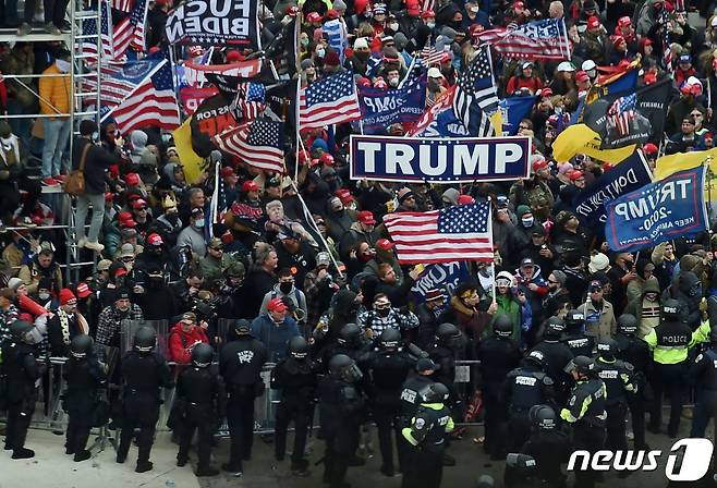 6일(현지시간) 도널드 트럼프 미국 대통령을 지지하는 시위대가 워싱턴 의사당으로 몰려들고 있다. © AFP=뉴스1 © News1 우동명 기자