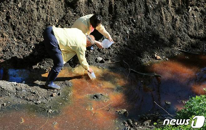 전북 완주군 (유)보은매립장에 현장 조사를 나온 완주군의회 특별조사위원회가 침출수를 채취하고 있다. /뉴스1 DB