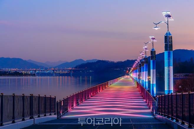 탄금호 무지개 길.사진=충주시 제공