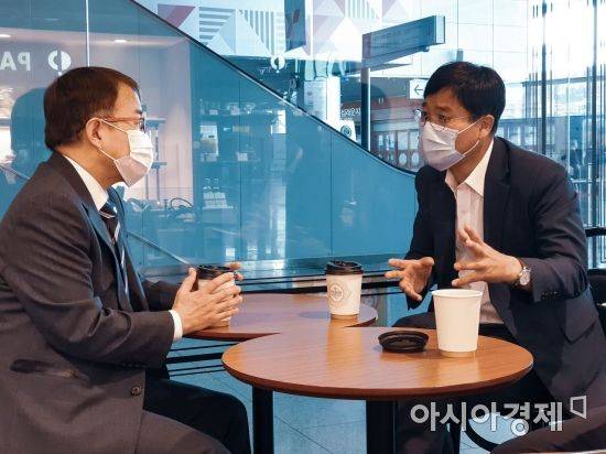 변광용 거제시장이 중앙부처를 방문해 지역 경제 상황을 설명하고 있다.(사진=거제시)