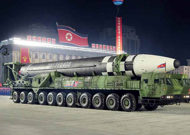 북한이 지난해 노동당 창건 75주년 기념 열병식에서 미 본토를 겨냥할 수 있는 신형 대륙간탄도미사일(ICBM)을 공개했다. /노동신문, 뉴스1