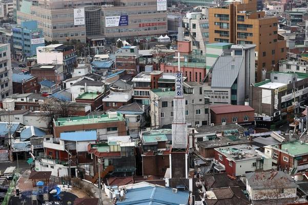 국토교통부와 서울시가 공공재개발 시범사업 후보지를 발표한 15일 서울 동작구 흑석2구역의 모습. /연합뉴스