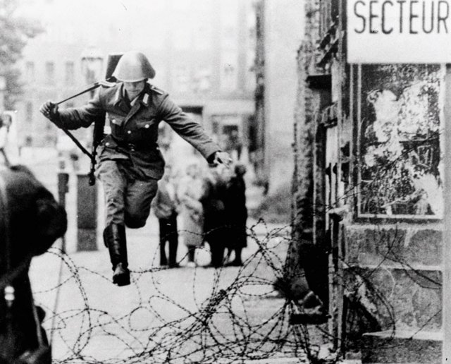 1961년 8월 15일 20세 동독군 병사 콘라트 슈만이 철조망을 넘어 서독으로 탈출하고 있다. ‘자유를 향한 도약’이란 제목의 이 사진은 2011년 유네스코 세계기억유산에 등록됐다.