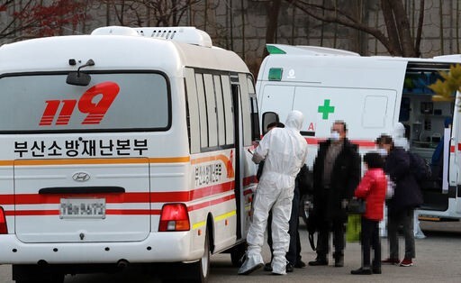 지난 1일 오후 부산 연제구 한 주차장에서 코로나19 환자들이 대구 동산병원으로 이송되고 있다. 연합뉴스 제공