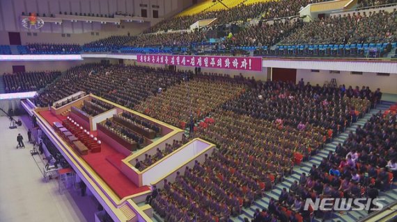 북한 조선중앙TV는 김정은 국무위원장이 13일 평양체육관에서 열린 조선노동당 제8차 대회 경축 대공연을 관람했다고 14일 보도했다. /사진=뉴시스