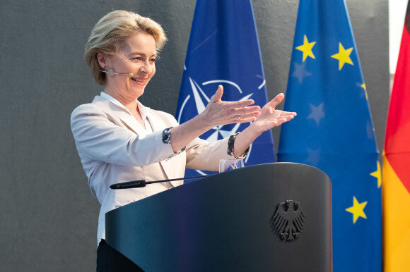 유럽연합(EU) 집행위원장으로 추대된 우르줄라 폰데어라이엔 독일 국방장관이 5월11일 소련의 서베를린 봉쇄에 맞선 ‘베를린 공수작전’ 70돌 기념식에서 연설하고 있다. 베를린/EPA 연합뉴스
