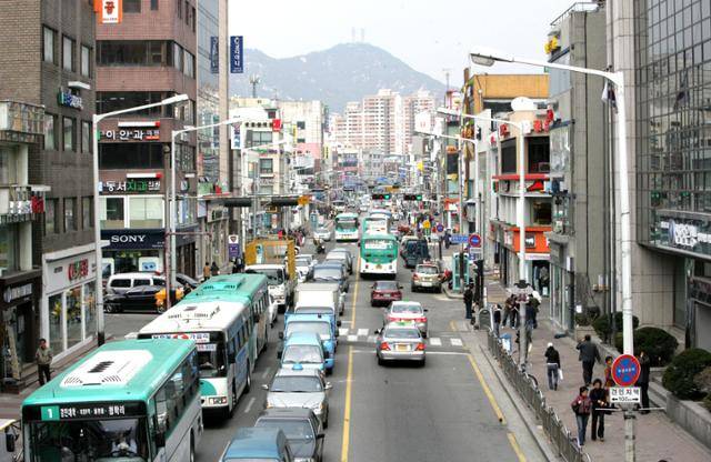 2009년 12월 도심 한복판을 가로 지르던 중앙로(역전로타리~파발로타리)가 보행자 전용 거리로 거듭났다. 행복로 조성 전 중앙로 모습. 의정부시 제공