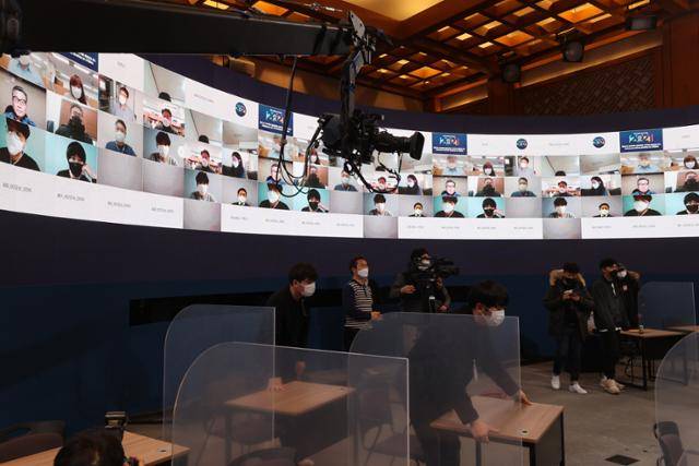 청와대 관계자들이 15일 청와대 춘추관에서 문재인 대통령의 2021 신년 기자회견을 준비하고 있다. 오는 18일 열리는 이번 신년 기자회견은 온오프방식으로 진행된다. 청와대 제공 뉴시스