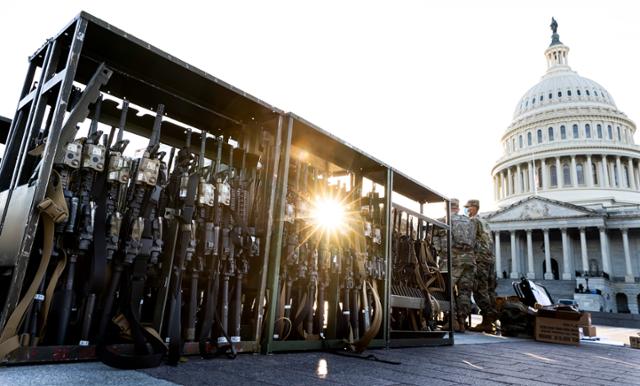 14일 미국 워싱턴 연방의회 의사당 앞에 이곳을 경비하는 주방위군 병사들의 소총을 보관하는 거치대가 설치돼 있다. 워싱턴=EPA 연합뉴스