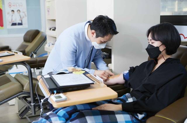 코로나19 때문에 헌혈 인구가 더 줄었다. 방역이 제대로 이뤄지고 있는지 확인하기 위해 기자가 직접 헌혈의 집을 방문했다./신지호 헬스조선 기자