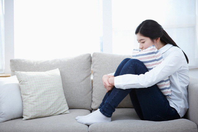 일조량이 감소하는 겨울에 집에만 있다면 우울증 위험이 높아진다./클립아트코리아 제공
