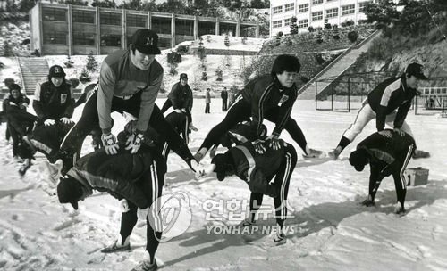 1983년 겨울 해태 선수들이 광주 진흥고에서 운동하는 모습. 연합뉴스