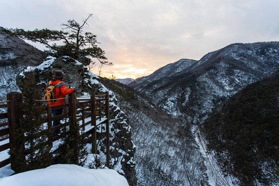 오후 5시 즈음 옥호봉 전망대에서 본 해넘이.