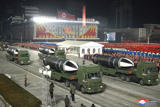조선중앙통신이 공개한 열병식 사진에 등장한 신형 SLBM.