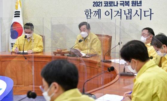 더불어민주당 이낙연 대표가 15일 국회에서 열린 최고위원회의에서 발언하고 있다. 최인호 수석대변인은 이날 회의에서 김동연 차출론에 대해 "소설같은 이야기"라는 이야기가 오갔다고 전했다. 연합뉴스