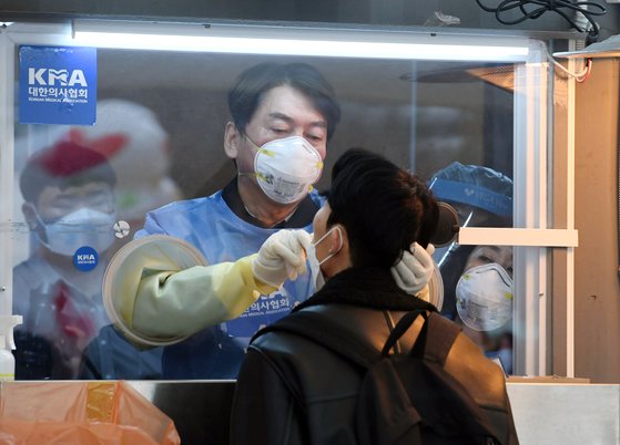 안철수 국민의당 대표가 15일 서울 중구 서울광장에 마련된 임시 선별검사소에서 검체를 채취하는 의료자원봉사를 하고 있다. 뉴시스