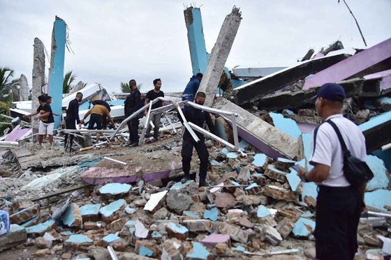 15일(현지시간) 새벽 인도네시아 술라웨시섬에서 규모 6.2의 강진이 발생했다. 이 지진으로 최소 35명의 사망자가 나왔다. [AFP=연합뉴스]