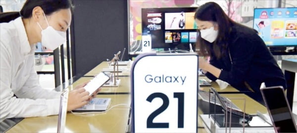 삼성전자의 스마트폰 신제품 ‘갤럭시S21’의 사전예약이 15일부터 21일까지 진행된다. 사전예약 첫날인 15일 서울 세종대로 KT스퀘어를 방문한 소비자들이 갤럭시S21 시리즈를 구경하고 있다.  김영우 기자 youngwoo@hankyung.com