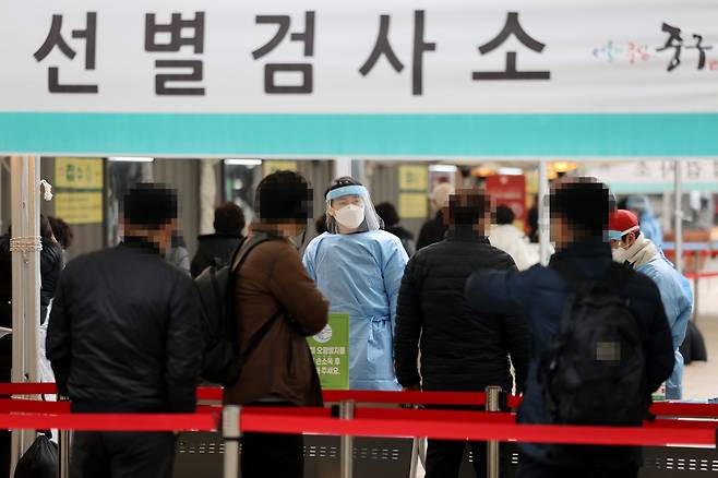 People are in line Friday to get COVID-19 checks at a temporary diagnostics center made near the Seoul City Hall. (Yonhap)