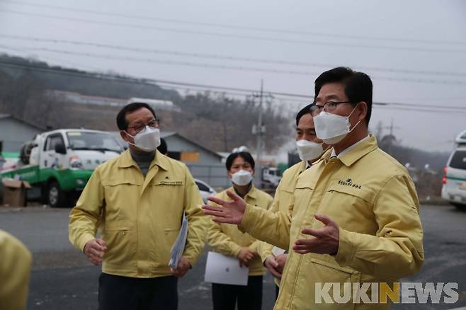 양승조 충남도지사(오른쪽)가 15일 홍성군 구항면을 방문, AI 현장을 점검하고 직원들을 격려했다.
