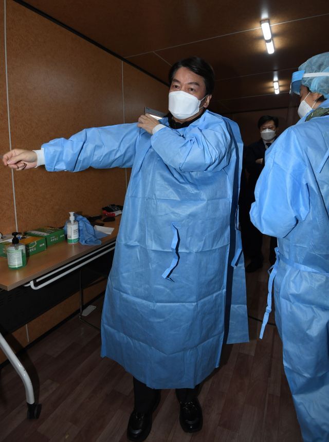 국민의당 안철수 대표가 15일 서울광장에 마련된 임시 선별검사소에서 의료 자원봉사에 나서 방호복을 입고 있다. 연합뉴스