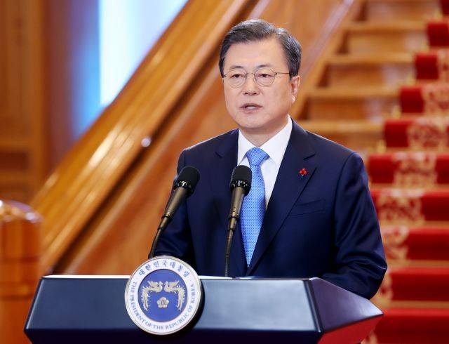 문재인 대통령이 11일 청와대에서 신년사를 하고 있다. 연합뉴스