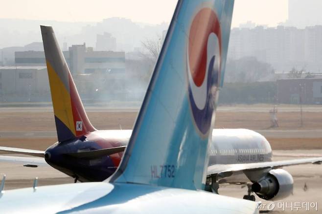 대한항공의 아시아나항공 인수 여부를 결정할 법원 판단이 임박한 가운데 30일 서울 강서구 김포공항 계류장에서 대한항공과 아시아나항공 여객기가 이동하고 있다. / 사진=이기범 기자 leekb@