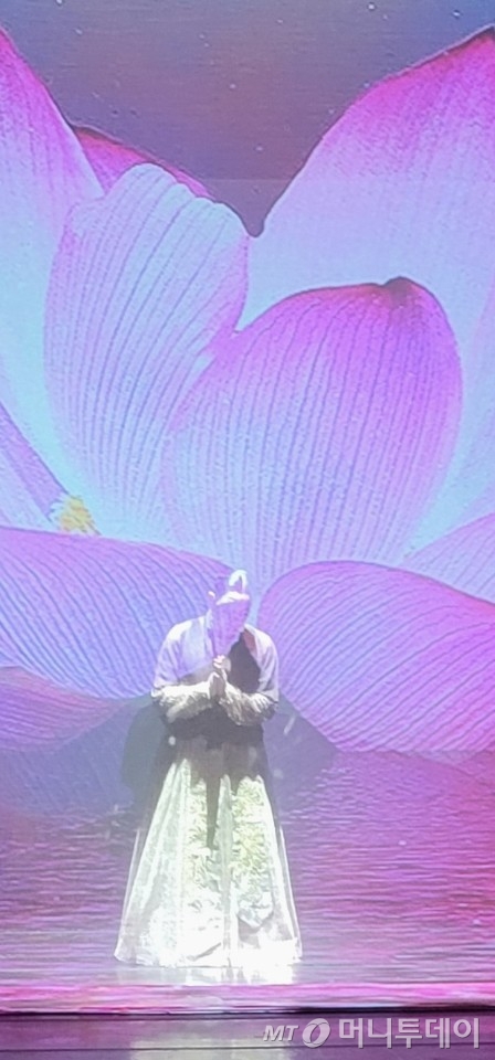 (사진설명) 지난해 대구문화예술회관 비슬홀에서 한누리우리춤연구회의 가을정기공연 관음무 장면/사진제공=한누리우리춤연구회