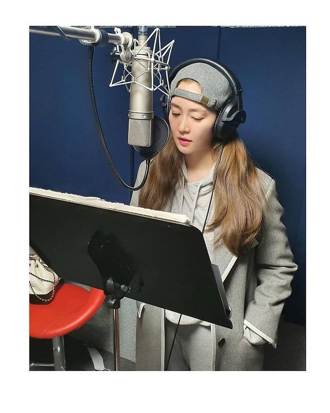 Finkle actor Sung Yu-ri has released the recording room scene.Sung Yu-ri released a photo on January 15 with an article entitled A pleasant recording room on his personal instagram.In the photo, Sung Yu-ri is concentrating on recording in comfortable training suits.Although she celebrated her 23rd anniversary last year, the same beauty still admires her when she was active, and she looks like she has been in a world of years.And the netizens who saw the pictures said, Dubving? Song? What is it? Humorous recording.I am so curious about what you recorded,  I am excited by such a spoil, and I think I am a college student. Meanwhile, Sung Yu-ri married professional golfer Ahn Sung-hyun in 2017 and recently signed an exclusive contract with Double A Entertainment