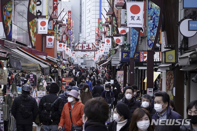 [도쿄=AP/뉴시스] 지난 11일 일본 도쿄 우에노 쇼핑 거리를 신종 코로나바이러스 감염증(코로나19) 예방을 위해 마스크를 착용한 시민들이 둘러보고 있다. 2021.01.13.