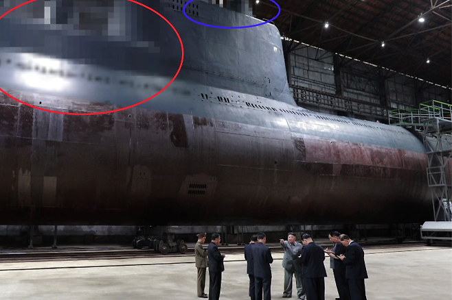 북한 관영매체가 2019년 7월 보도한 김정은 국무위원장의 잠수함 시찰 모습. SLBM 발사관이 위치한 것으로 보이는 부분 등이 모자이크 처리돼 있다. 연합뉴스