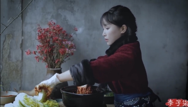 중국의 유명 유튜버가 김장하는 동영상을 올리고는 '중국 음식'으로 소개해 논란이 되고 있다. 사진은 유튜버 리쯔치(李子柒) 동영상 갈무리