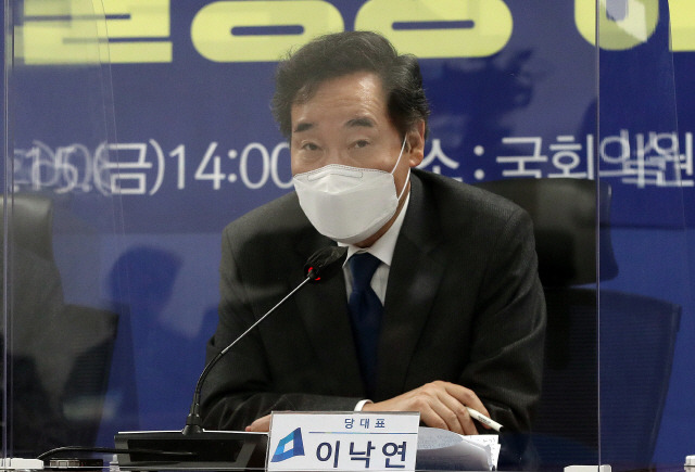 이낙연 더불어민주당 대표가 15일 오후 서울 여의도 국회 의원회관에서 열린 포스트 코로나 불평등해소TF 1차 회의에서 모두 발언을 하고 있다. /권욱기자