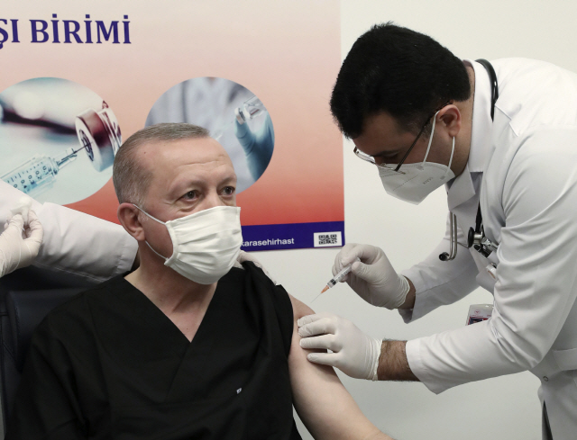 지난 14일 레제프 타이이프 에르도안 터키 대통령이 수도 앙카라에서 중국산 백신을 접종하고 있다. /AP연합뉴스
