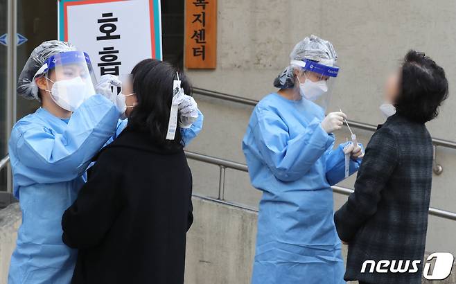 대전 대덕보건소에 마련된 선별진료소에서 시민들이 검사를 받고 있다. 뉴스1 © News1 김기태 기자