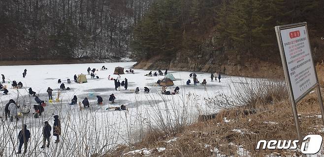 충북 옥천의 한 저수지에 빙어를 잡으려는 사람들이 몰려들어 북적이고 있다. (독자 제공)© 뉴스1