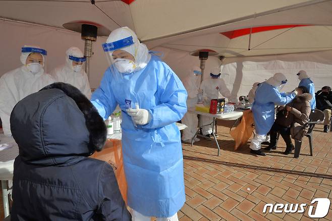 6일 경북 포항시가 시청 광장에 임시 신종코로나 바이러스 감염증(코로나19)선별진료소를 설치해 시청사에서 근무 중인 공무원 등 2000여 명에 대한 전수검사를 실시하고 있다. 2021.1.6/뉴스1 © News1 최창호 기자