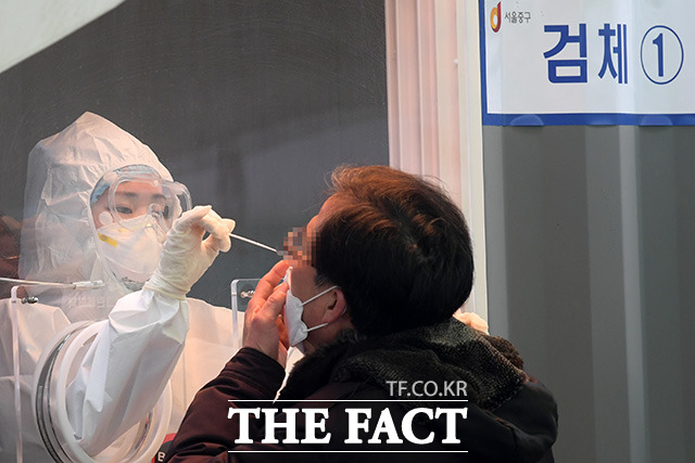 11일 오후 서울 용산구 서울역 광장에 마련된 코로나19 임시선별검사소에서 시민들이 검사를 받고 있다. /남용희 기자