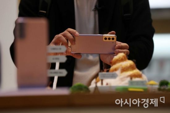 15일 서울 강남구 삼성전자 딜라이트샵에서 시민들이 '갤럭시 S21' 제품을 살펴보고 있다. /문호남 기자 munonam@