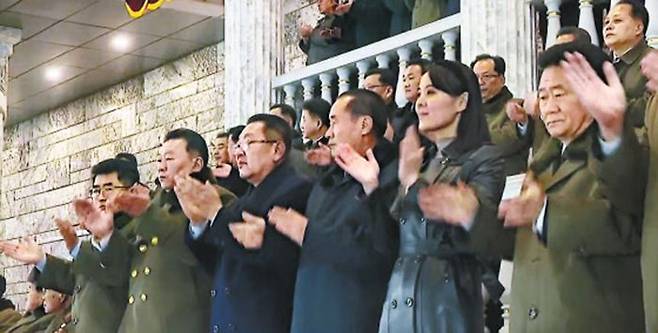 북한 김여정(오른쪽에서 둘째) 노동당 중앙위원회 부부장이 14일 열병식에서 박수를 치고 있다. 김 부부장은 김정은과 같은 가죽 코트를 입었다. /조선중앙통신 뉴시스