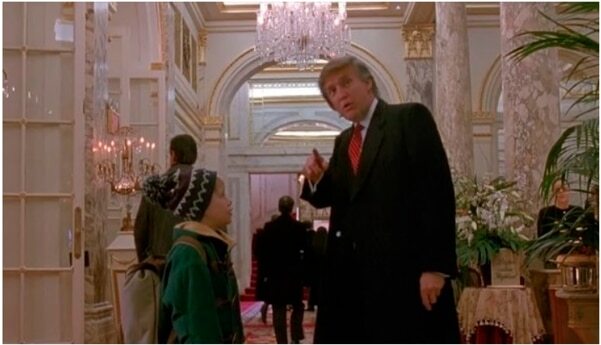 1992년 개봉한 영화 ‘나홀로 집에 2’에 카메오로 출연한 도널드 트럼프(오른쪽). 왼쪽은 배우 맥컬리 컬킨.