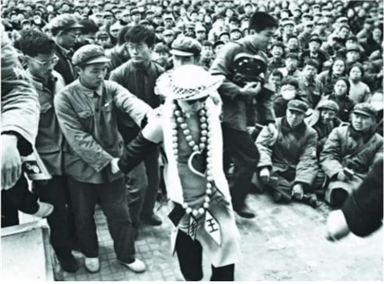 <1967년 4월 10일 칭화대학에서 성적 모욕을 당하는 왕광메이의 모습/ 공공부분>