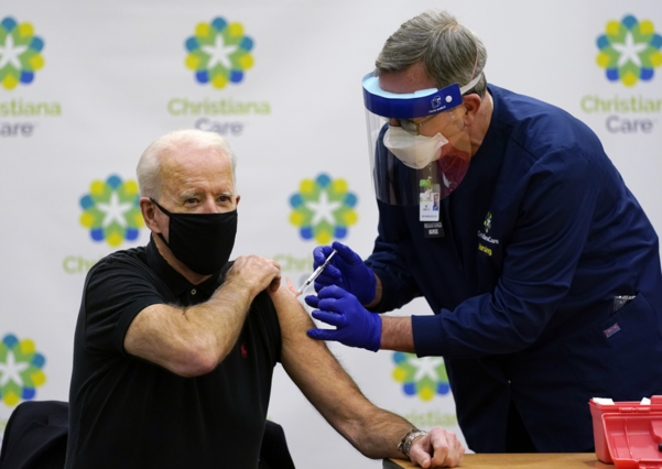 조 바이든 미국 대통령 당선인이 11일(현지시간) 델라웨어주의 한 병원에서 공개적으로 미 제약회사 화이자의 신종 코로나바이러스 감염증(코로나19) 백신 2차 접종을 하고 있다.