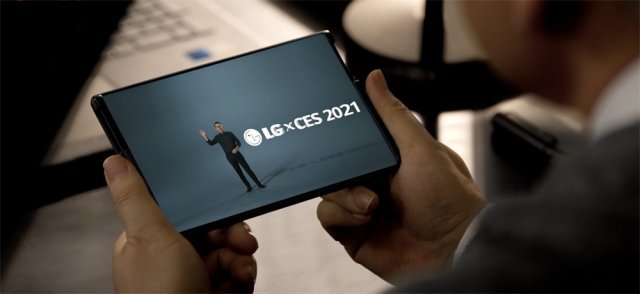LG전자가 ‘CES 2021’에서 공개한 ‘LG 롤러블’ 시제품. 스마트폰 측면 버튼을 누르면 디스플레이가 상소문 펴지듯 넓게 펴진다. LG전자는 이르면 3월 LG 롤러블을 출시한다. LG전자 제공
